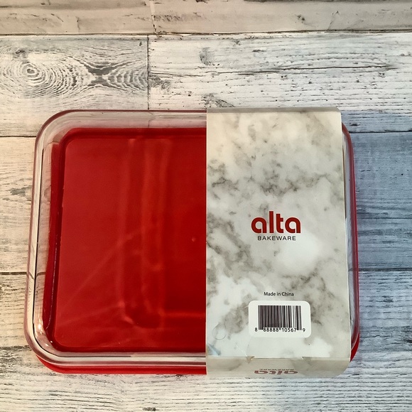 Alta Glass Baking Dish With Airtight Lid - Picture 3 of 3